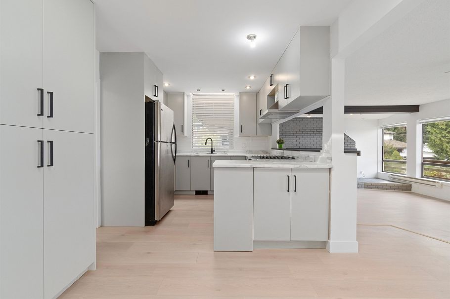 1177 E 15th Street North Vancouver, BC - 22