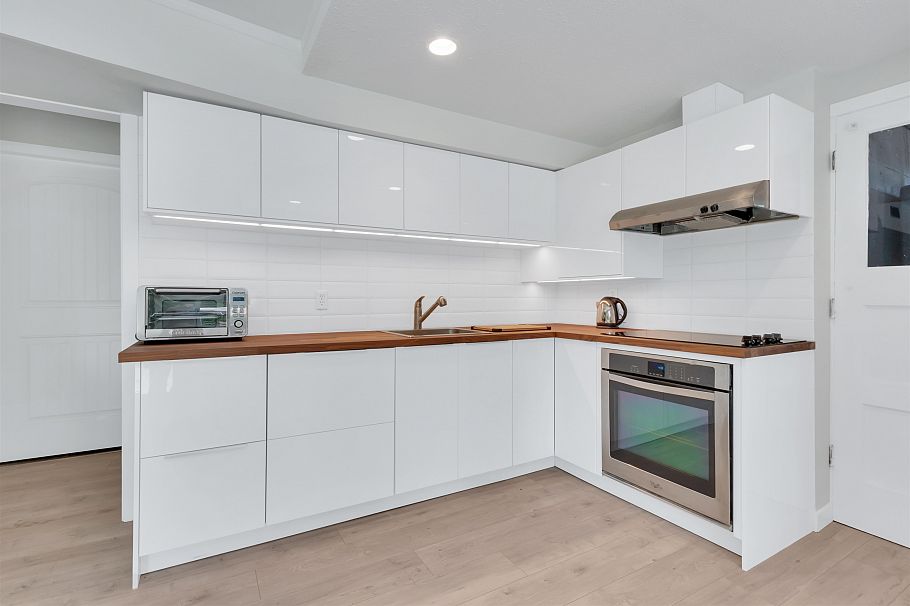 1177 E 15th Street North Vancouver, BC - 24