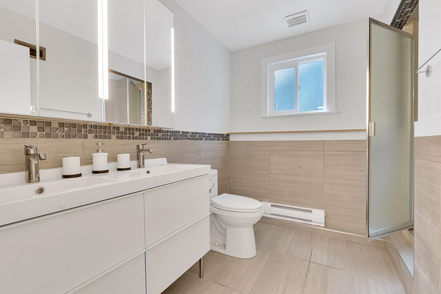 1177 E 15th Street North Vancouver, BC - 32