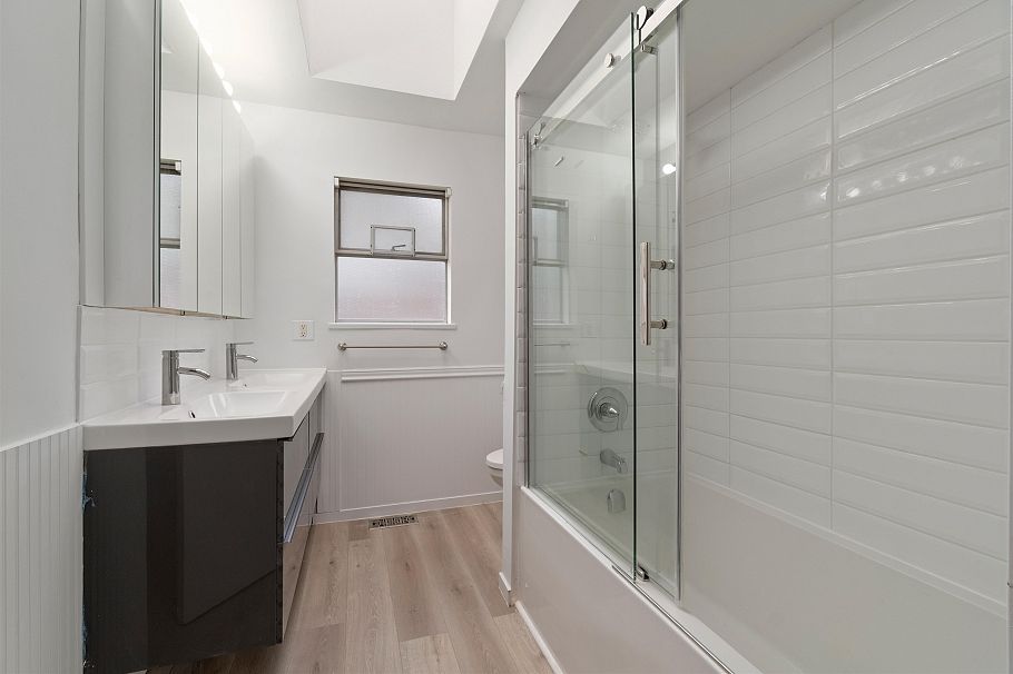 1177 E 15th Street North Vancouver, BC - 23