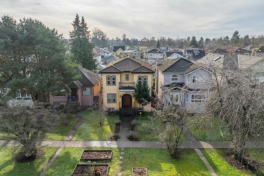 2638 Charles Street Vancouver, BC - 1