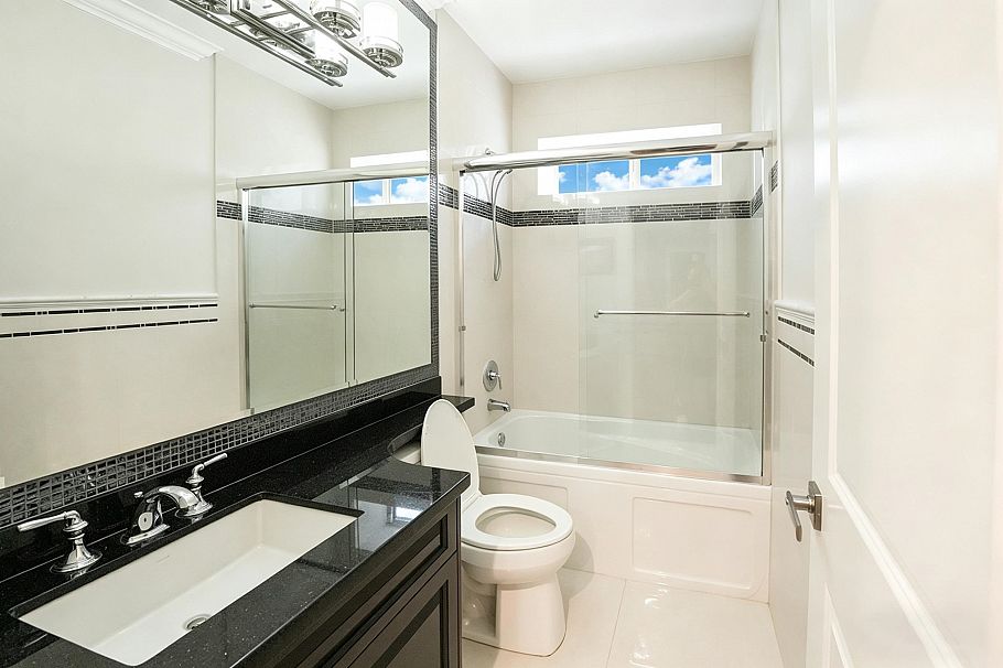 4056 W 30th Avenue Vancouver, BC - 22