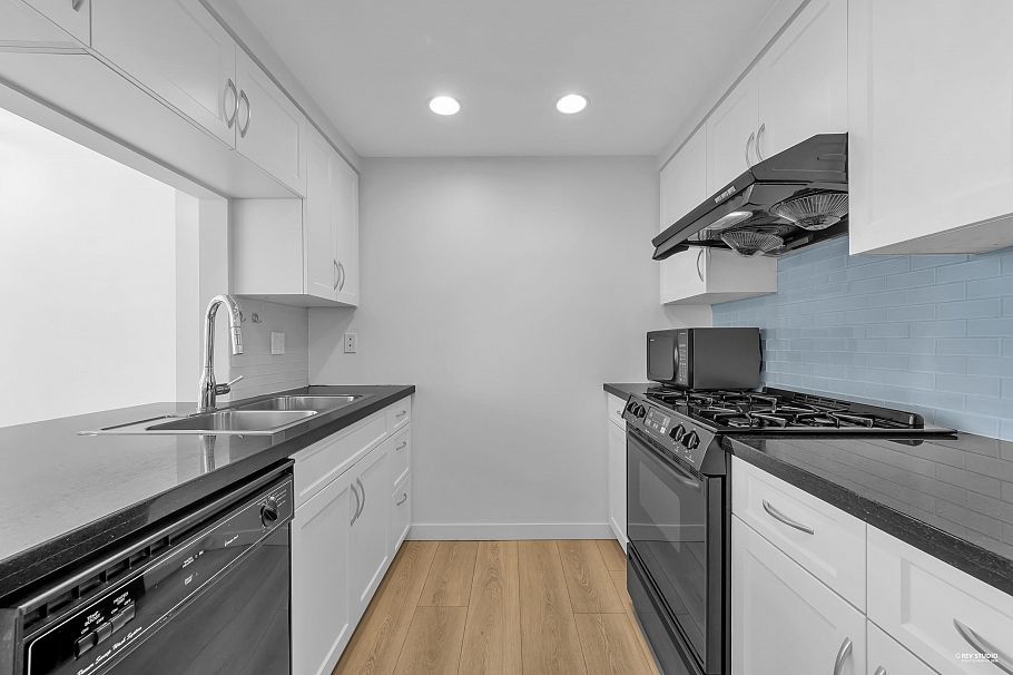 1707 1199 Marinaside Crescent Vancouver, BC - 15