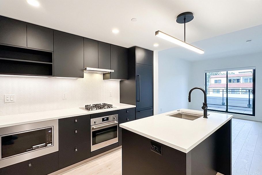 204 1680 E 12th Avenue Vancouver, BC - 1