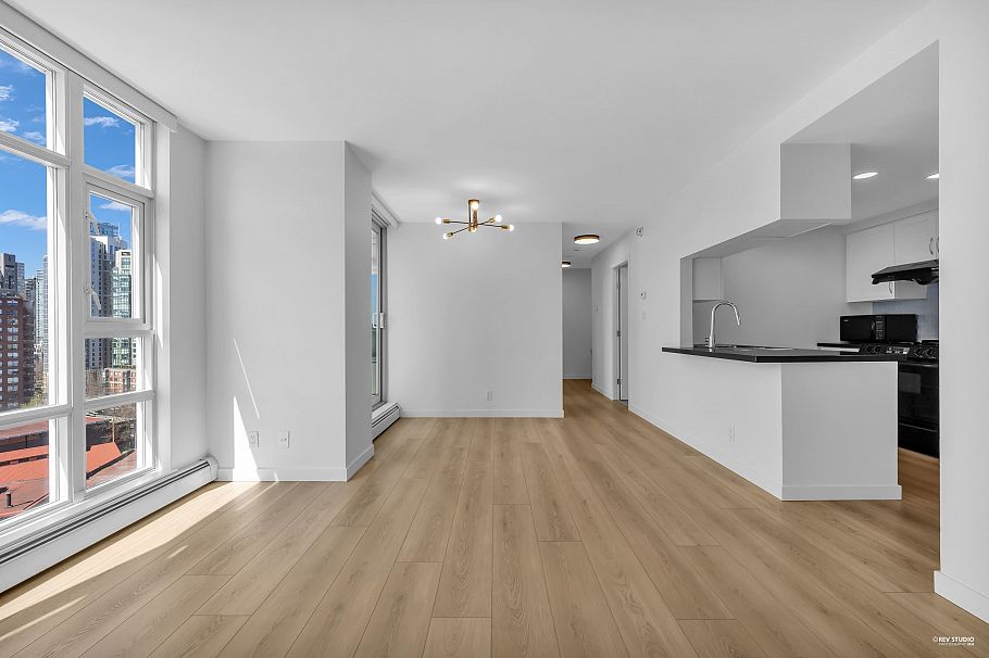 1707 1199 Marinaside Crescent Vancouver, BC - 10
