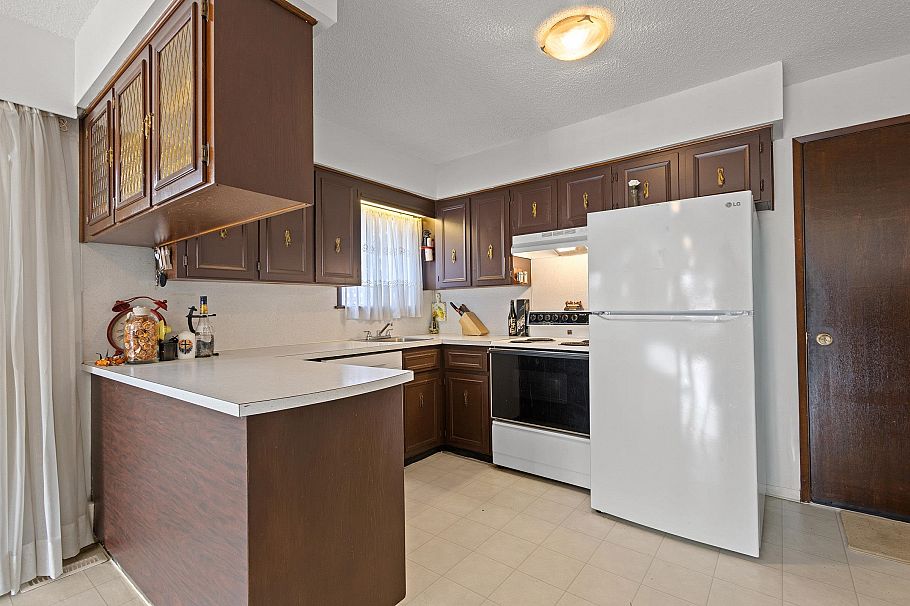 2225 E 35th Avenue Vancouver, BC - 22