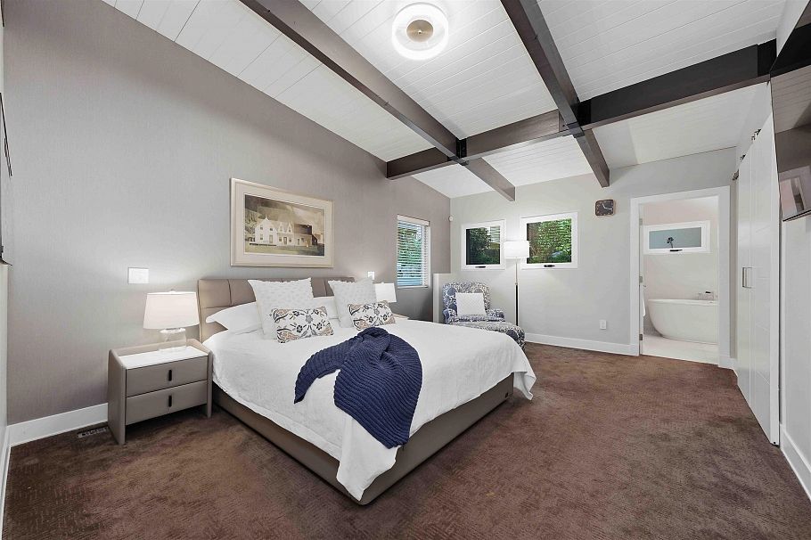 672 E St James Road North Vancouver, BC - 32