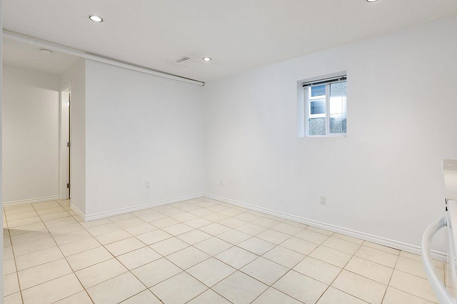 2085 Waverley Avenue Vancouver, BC - 31