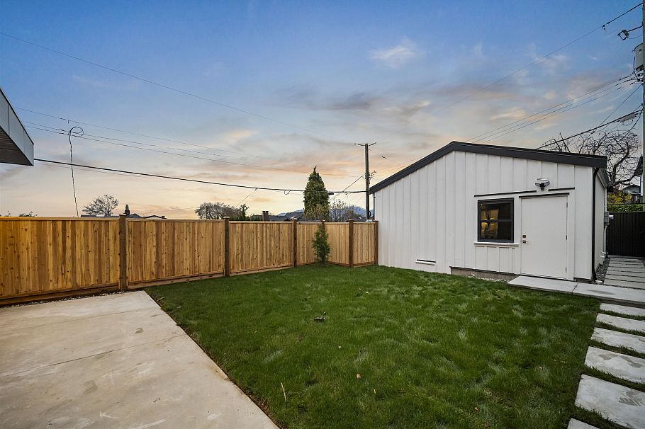 2 3623 Triumph Street Vancouver, BC - 4