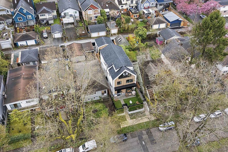 2 2130 E 2 Avenue Vancouver, BC - 32