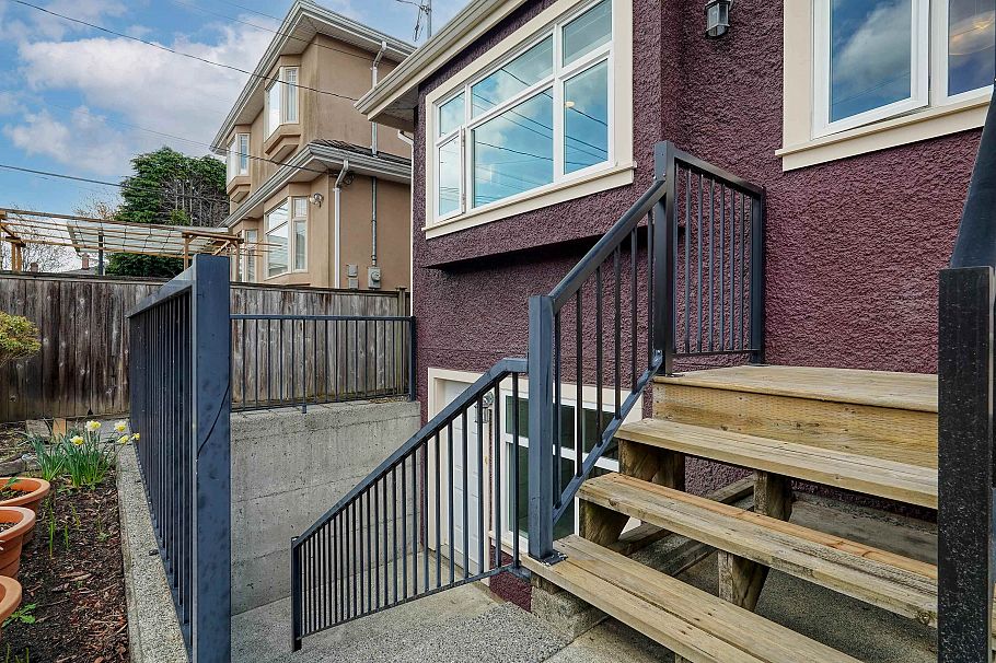2761 E 53rd Avenue Vancouver, BC - 36
