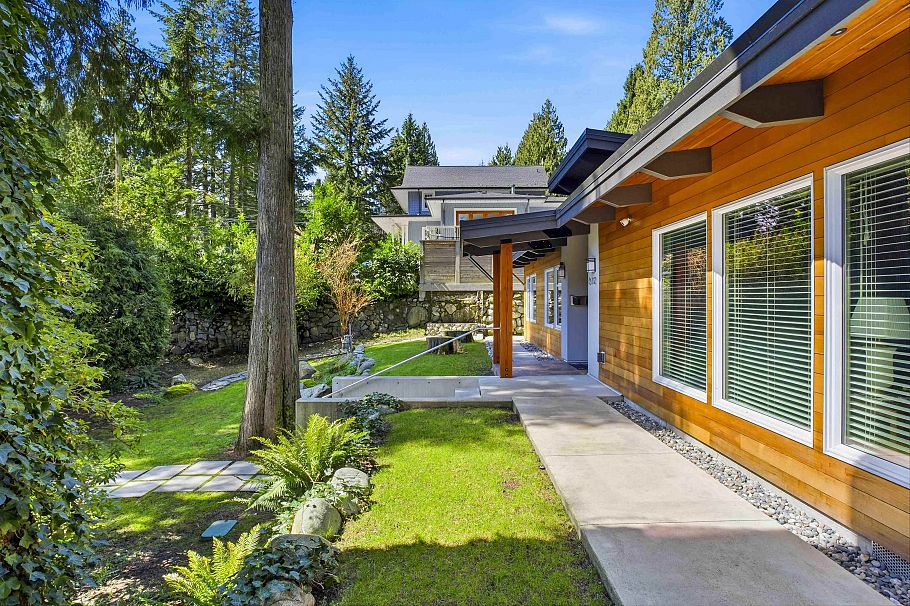 672 E St James Road North Vancouver, BC - 8