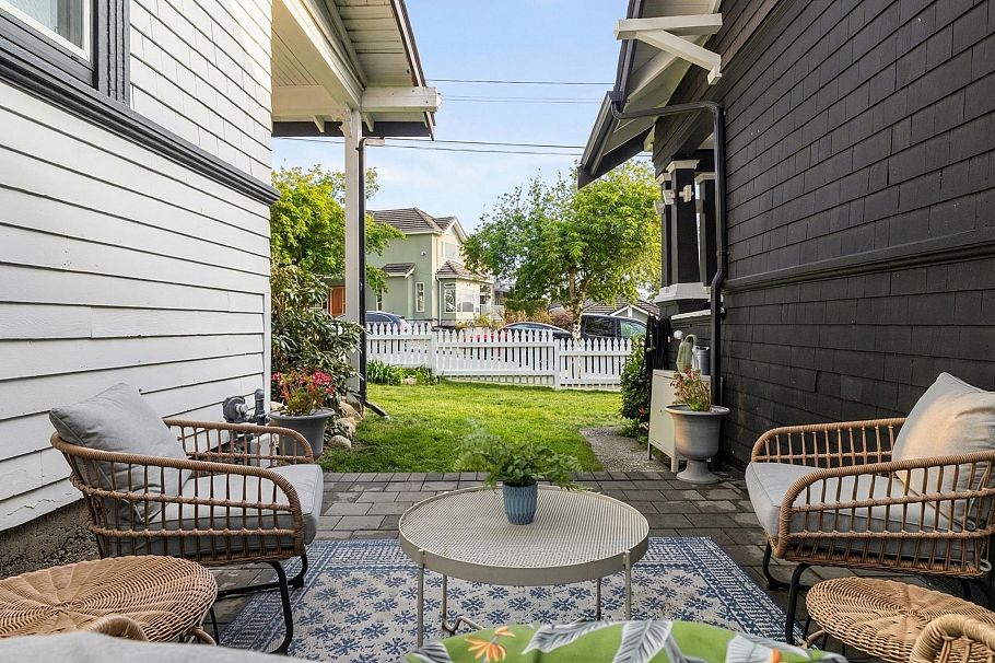 737-745 St. Andrews Avenue North Vancouver, BC - 20