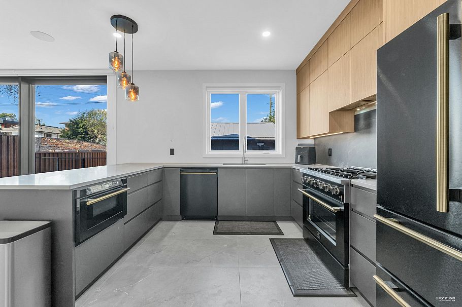 2 2091 E 20th Avenue Vancouver, BC - 5