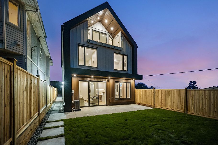 2 3623 Triumph Street Vancouver, BC - 1