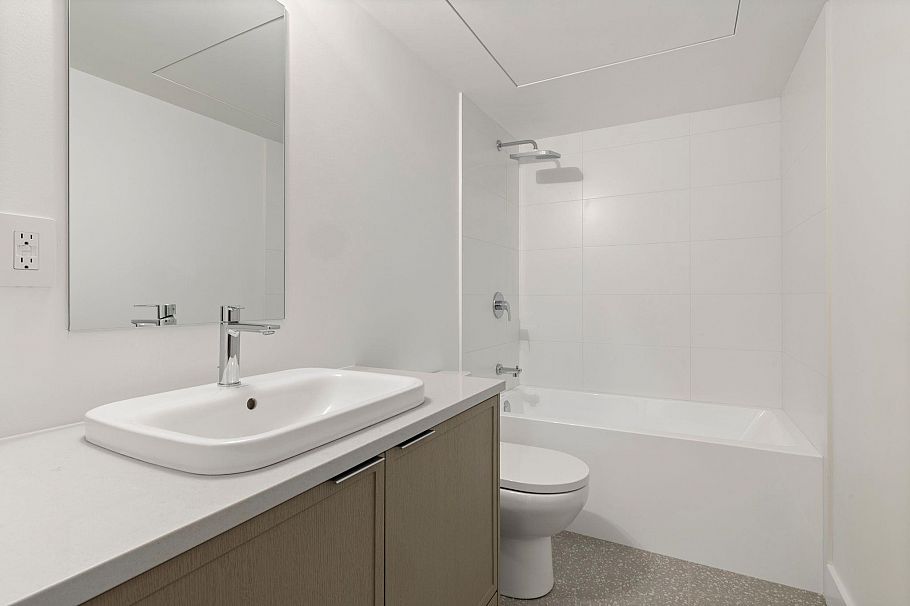 1 328 W 14th Street North Vancouver, BC - 19