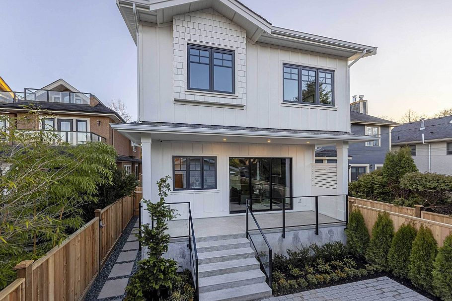 2 3919 W 18th Avenue Vancouver, BC - 1