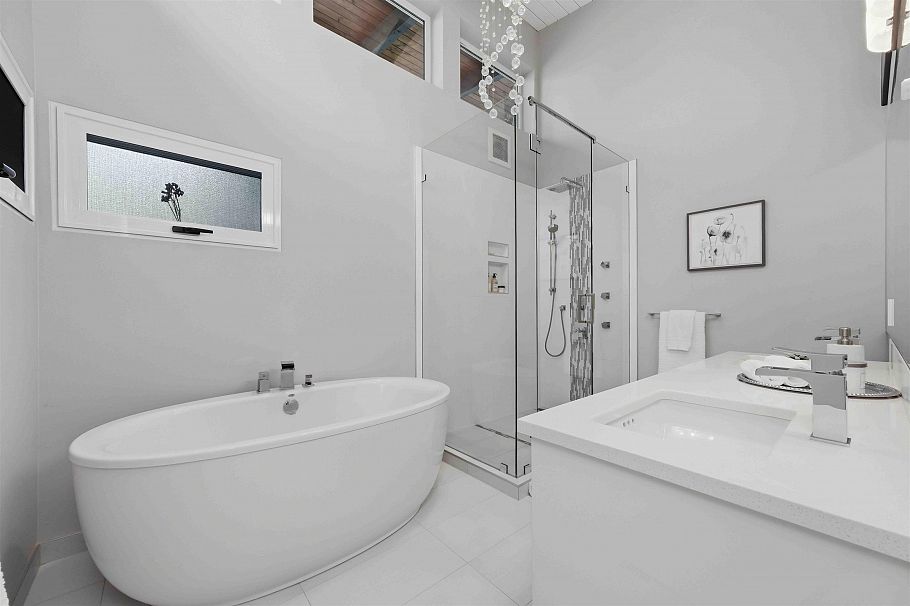 672 E St James Road North Vancouver, BC - 34