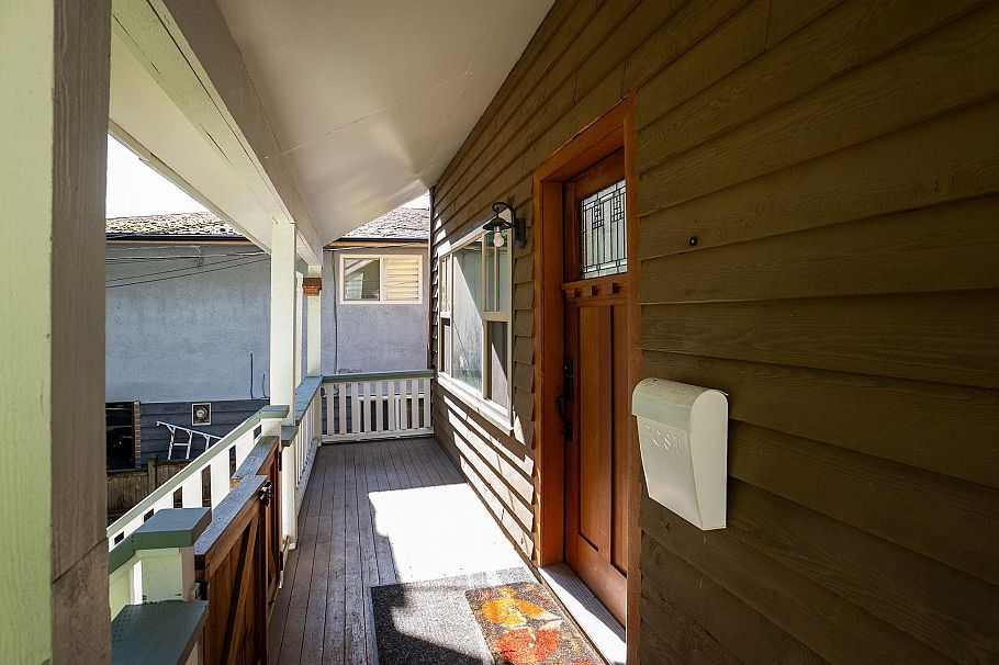 3015 Royal Avenue North Vancouver, BC - 4