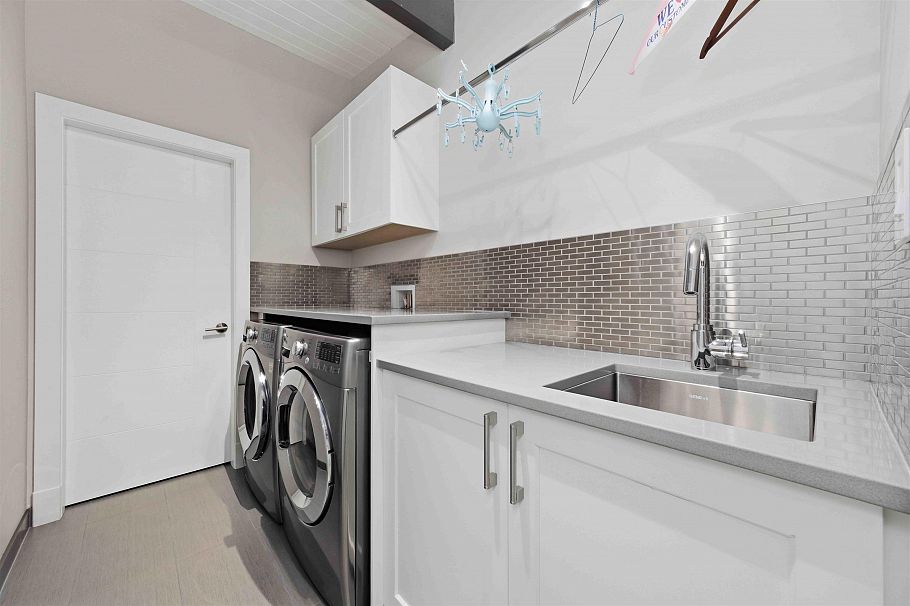 672 E St James Road North Vancouver, BC - 31