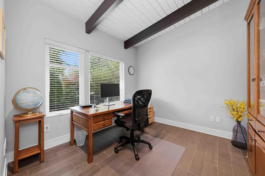 672 E St James Road North Vancouver, BC - 39