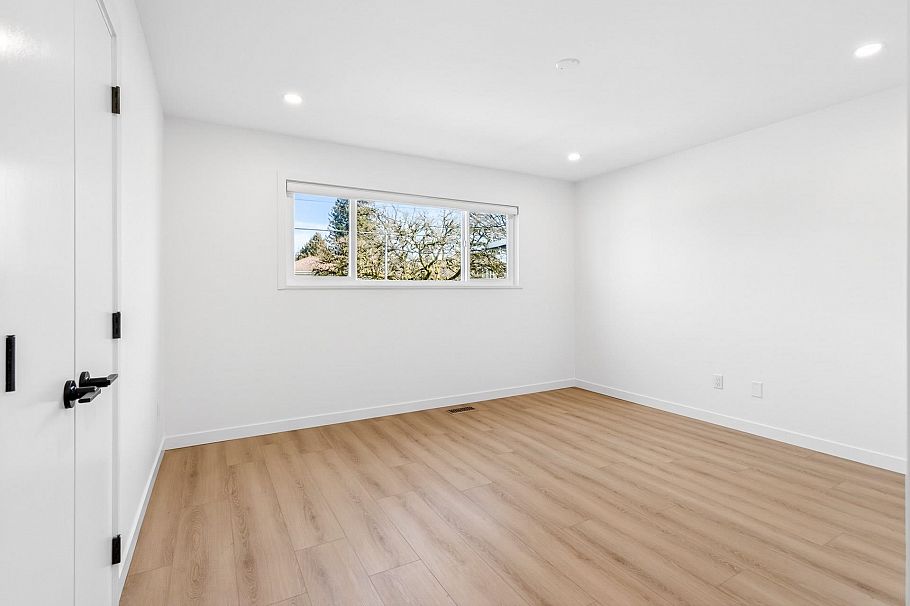 2085 Waverley Avenue Vancouver, BC - 16