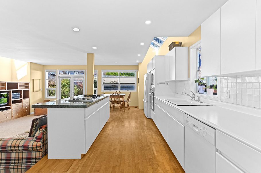 4367 W 15th Avenue Vancouver, BC - 11