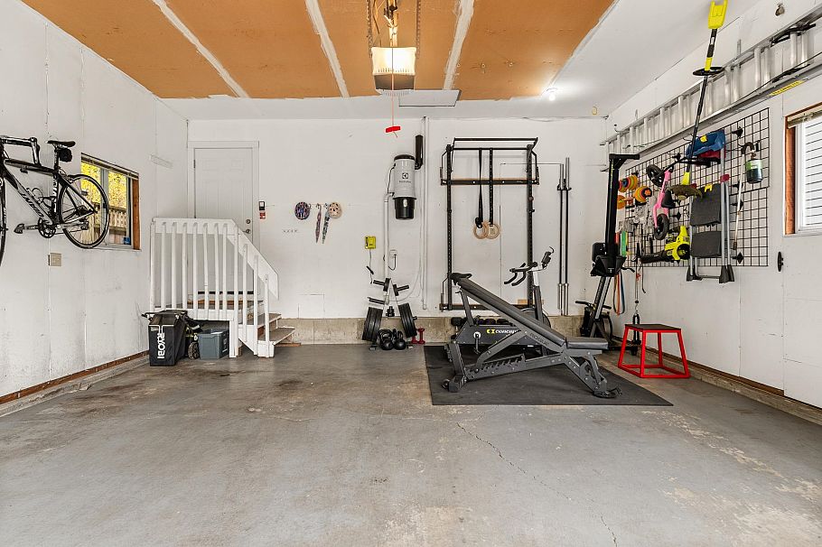 1530 Lighthall Court North Vancouver, BC - 30