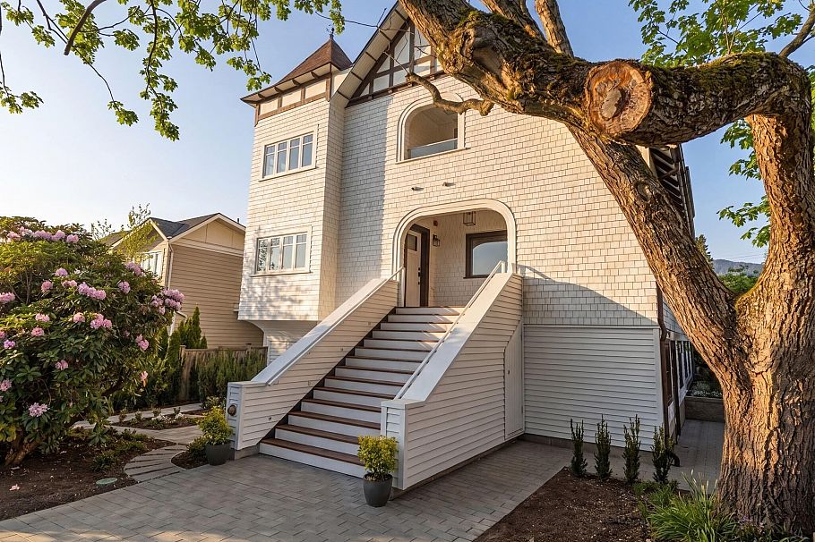 1 326 W 14th Street North Vancouver, BC - 1