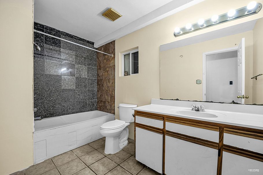 3088 School Avenue Vancouver, BC - 32