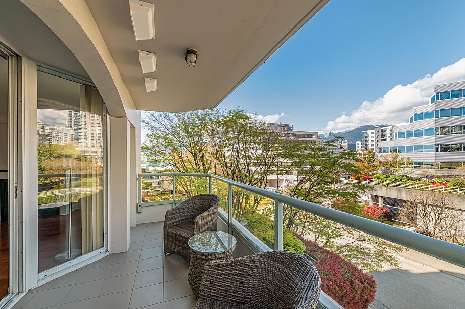 302 168 Chadwick Court North Vancouver, BC - 10