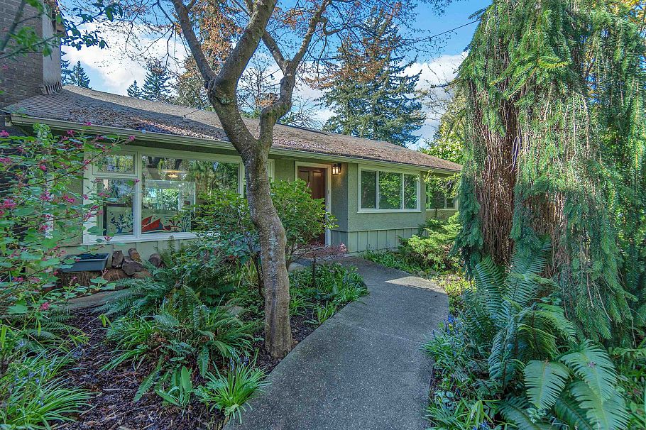 825 W 20th Street North Vancouver, BC - 1