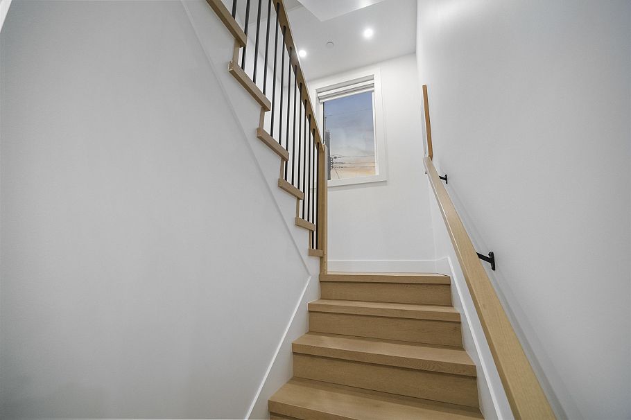 2 3623 Triumph Street Vancouver, BC - 16