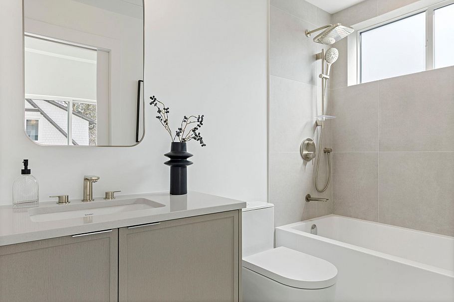 1 328 W 14th Street North Vancouver, BC - 9