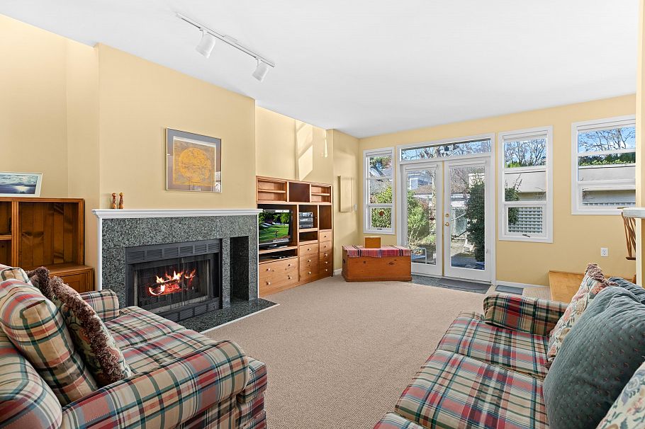 4367 W 15th Avenue Vancouver, BC - 4