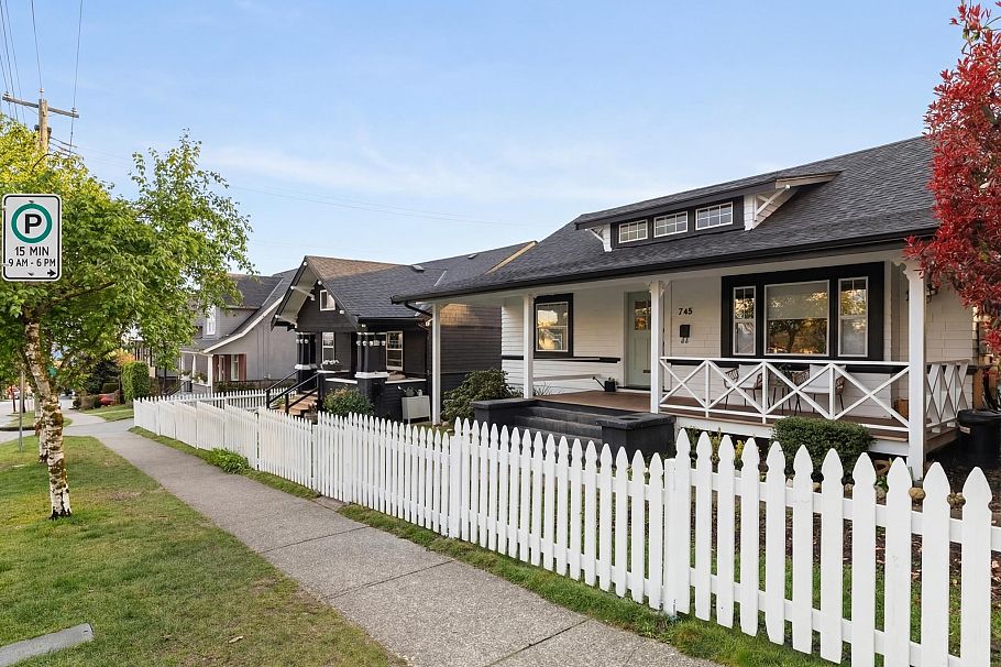 737-745 St. Andrews Avenue North Vancouver, BC - 3