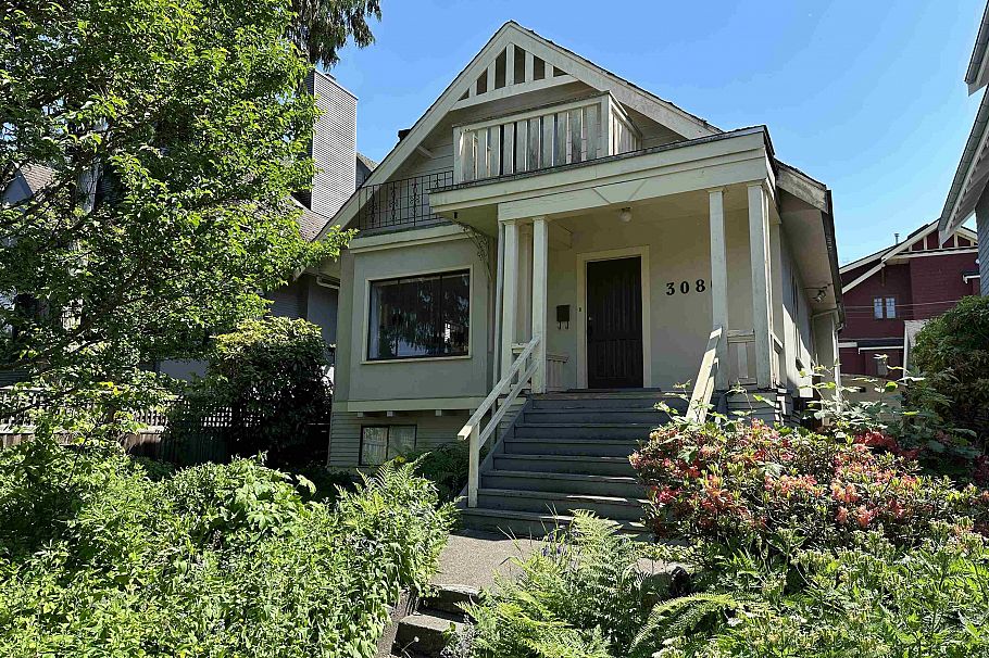 3086 W 2nd Avenue Vancouver, BC - 2