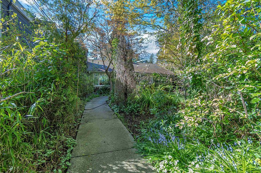 825 W 20th Street North Vancouver, BC - 21