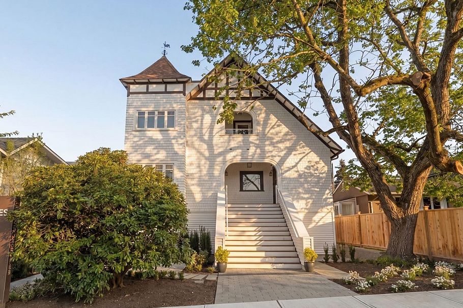 2 326 W 14th Street North Vancouver, BC - 1