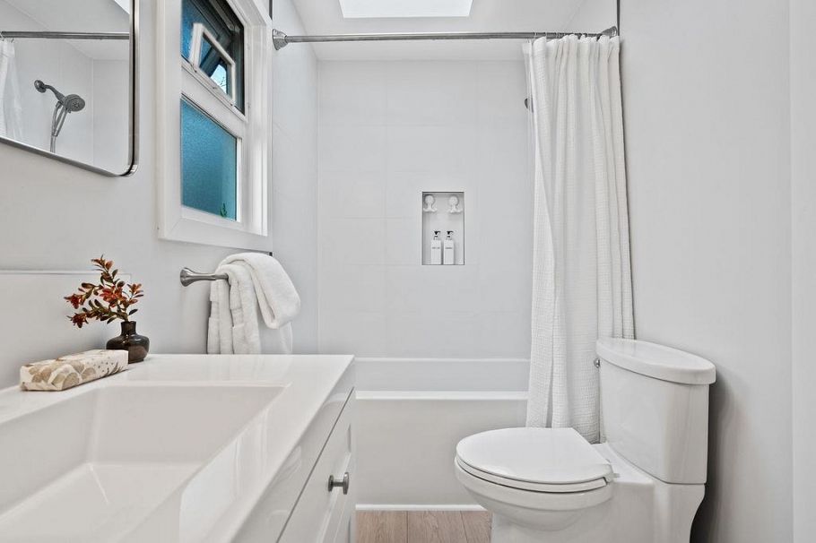 26 230 W 15th Street North Vancouver, BC - 23