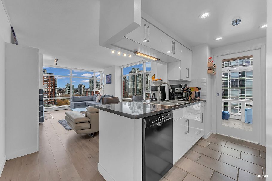 1506 1199 Marinaside Crescent Vancouver, BC - 14