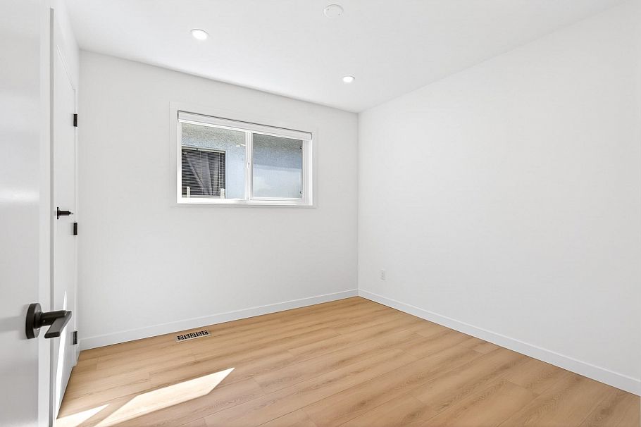 2085 Waverley Avenue Vancouver, BC - 24