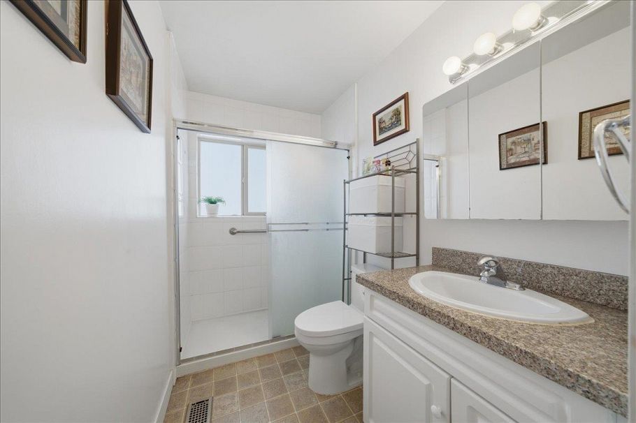 840 E 38th Avenue Vancouver, BC - 16