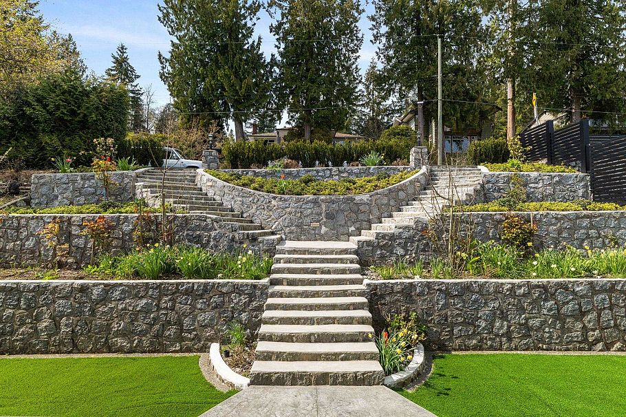 547 Tempe Crescent North Vancouver, BC - 25