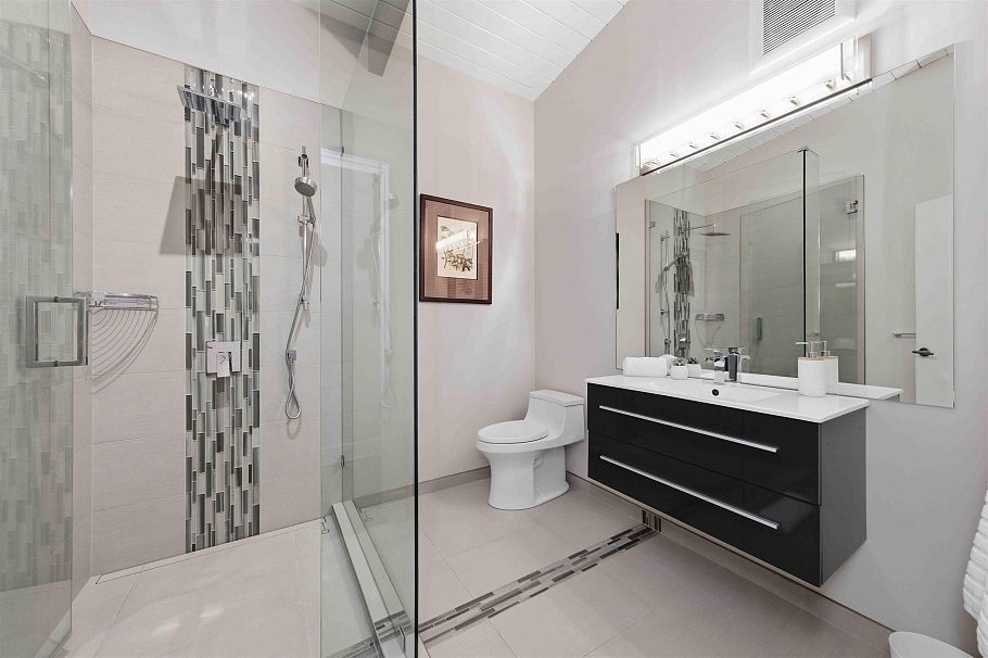 672 E St James Road North Vancouver, BC - 38