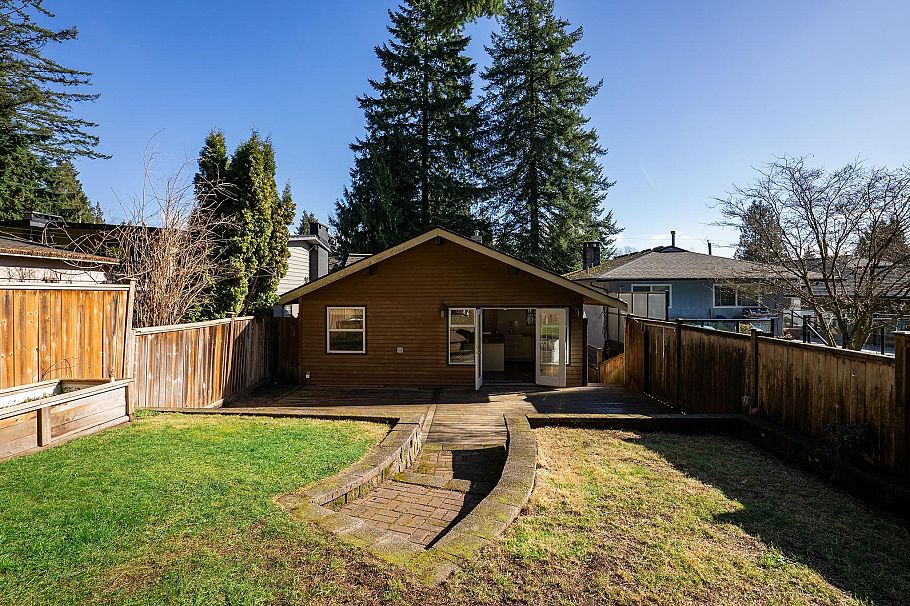 3015 Royal Avenue North Vancouver, BC - 21