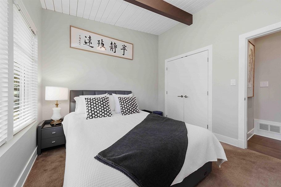 672 E St James Road North Vancouver, BC - 37