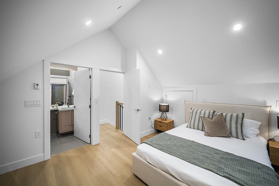 2 3623 Triumph Street Vancouver, BC - 25