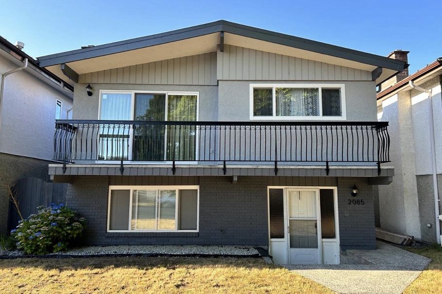 2085 Waverley Avenue Vancouver, BC - 1
