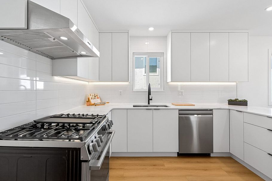 2085 Waverley Avenue Vancouver, BC - 11